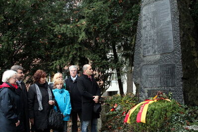 Rastatter Sozialdemokraten am Denkmal für die in Rastatt erschossenen Freiheitskämpfer
