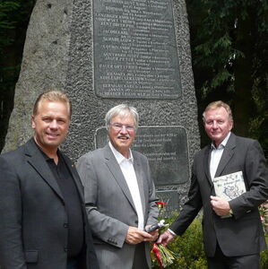 Sozialdemokraten erinnern an die in Rastatt erschossenen Freiheitskämpfer: J. Fischer, G. Kaufmann, C. Schmiedel