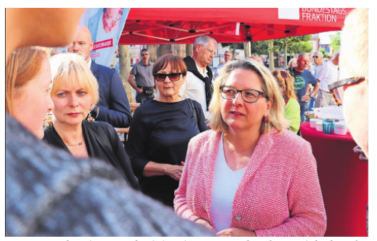 Im Gespräch: Die Umweltministerin gestern Abend am Dialogbus der SPD auf dem Marktplatz. Foto: Melcher