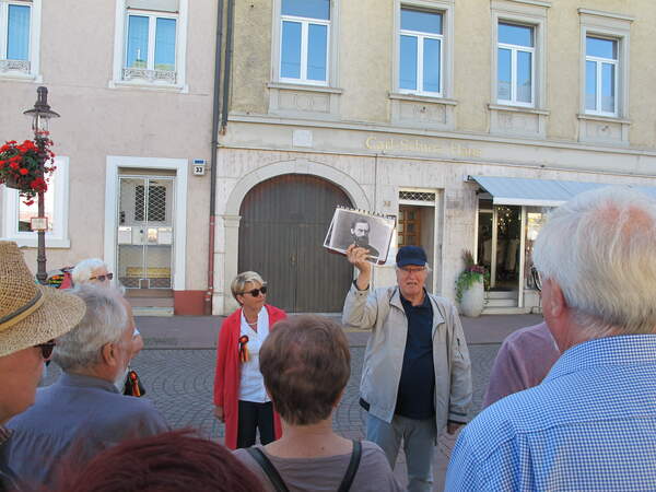 Foto 8407 zeigt die Teilnehmer vor dem Carl-Schurz-Haus, Gunter hält ein Bild von Schurz hoch.