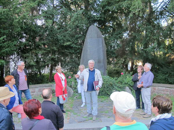 Foto 8433 zeigt das Steindenkmal zu Ehren der Erschossenen auf dem kleinen Friedhof beim Klinikum